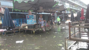 Mưa nhỏ, nhiều tuyến phố ở Sài Gòn vẫn ngập lụt