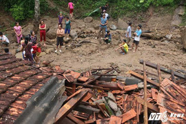 Bàng hoàng cơn lũ quét đánh sập nhà sàn 3 gian trong tích tắc