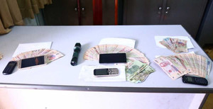 Nhóm cướp vứt lại 100 triệu đồng bên đường