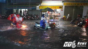 Video: Chạy theo vớt xe bị nước cuốn trôi giữa TP.HCM