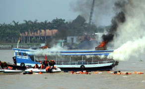 Hàng ngàn cảnh sát diễn tập cứu nạn trên sông Đồng Nai