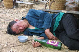 Bác sĩ cảnh báo: Uống rượu lâu ngày 'thần tiên cũng phát điên'