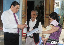 Người Đà Nẵng xúc động nhận giấy khai sinh tận nhà từ tay lãnh đạo thành phố