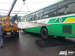 Xe buýt sụt xuống 'hố tử thần', nhiều hành khách hoảng loạn