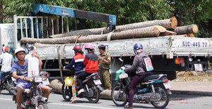 Cần cẩu bị gãy, một thanh niên chết thương tâm