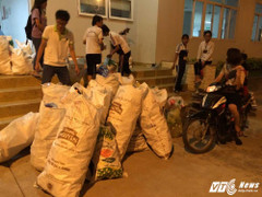Sinh viên Ngân hàng đi nhặt từng vỏ chai nhựa làm từ thiện