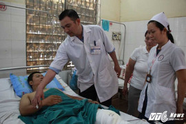 Hai CSGT bị nhóm thanh niên ném gạch trên đường tuần tra