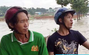 2 thợ hồ cứu sống một phụ nữ bị nước cuốn trôi