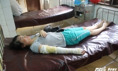 Đi xăm chân mày, vợ bị chồng đổ nước sôi phải cấp cứu