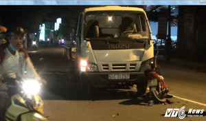 Xe máy đấu đầu xe tải, nam thanh niên nguy kịch