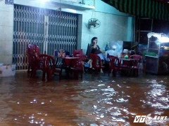 Triều cường đạt đỉnh, người dân Sài Gòn oằn mình chống chọi