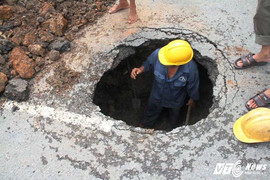 'Hố tử thần’ xuất hiện giữa Sài Gòn sau cơn mưa lớn