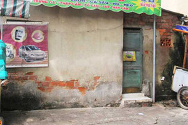 Thức giấc, con hoảng sợ thấy bố mẹ nằm trong vũng máu