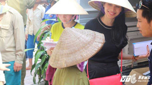 Ca sỹ Thủy Tiên thay mặt Công Vinh mang 'hơi ấm' đến với đồng bào miền Trung