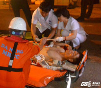 Tàu cứu hộ đưa thuyền viên gặp nạn trên biển vào bờ