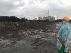 Trang bị bộ đàm, hung khí cho xe tải đi đổ trộm chất thải