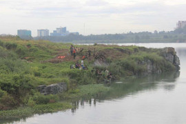 5 người mạo hiểm bơi trong Hồ Đá, 1 người bị chết đuối