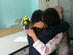 Nữ sinh bị châm thuốc lá vào tay, bắt liếm chân: Kẻ cầm đầu òa khóc xin bạn thứ lỗi