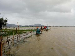 Trên đường đi học về, học sinh tiểu học bị lũ cuốn trôi