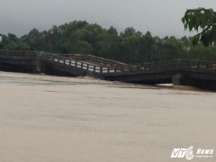 Ca nô cứu hộ bị lật, 7 người may mắn thoát nạn