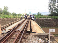 Băng qua đường sắt, kỹ sư cầu đường bị tàu hỏa tông chết