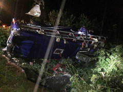 Lật xe khách trong đêm, 16 người thương vong