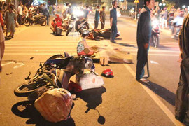 Va chạm ngã ra đường bị xe phía sau cán chết