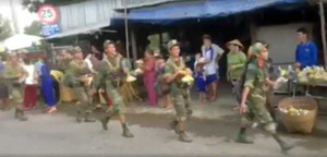 Người dân trao bánh mì, nước uống cho bộ đội khiến dân mạng xúc động