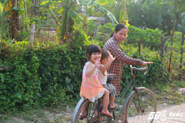 Người phụ nữ nghèo vay lãi ngân hàng nuôi trẻ bị bỏ rơi, xây nghĩa trang cho hài nhi xấu số