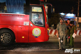 Xe khách chở 30 người đang chạy bị giang hồ đuổi theo đập kính