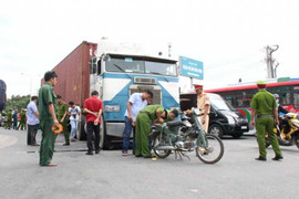 Bị xe container tông, vợ chết thảm, chồng nguy kịch