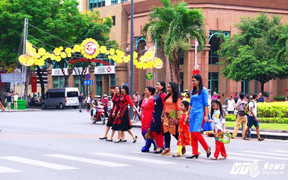 Người dân Sài Gòn mặc áo dài xuống phố đón năm mới 2017