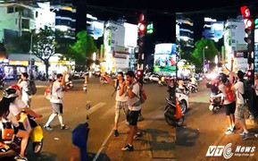 2 'ông Tây' ra sức tuýt còi, điều tiết giao thông trên phố Sài Gòn
