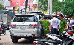 Xuống kiểm tra lốp xe, mất 80 lượng vàng trong chớp mắt