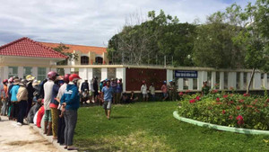 Thi thể một phụ nữ trước cổng Trung tâm bồi dưỡng chính trị