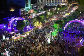 Ảnh: Biển người đổ về đêm khai mạc đường hoa Nguyễn Huệ