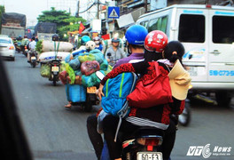 Người dân 'tay xách, nách mang' đổ về Sài Gòn sau kỳ nghỉ lễ