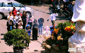 Người Sài Gòn đổ về các chùa cúng rằm tháng Giêng