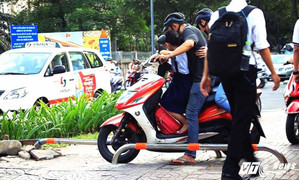 Barie trên vỉa hè ở Sài Gòn bị 'vô hiệu hóa': Phó chủ tịch TP.HCM yêu cầu thay đổi cách lắp