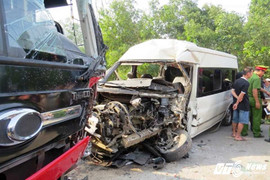 2 xe khách lao đầu vào nhau bẹp dúm, 3 người thương vong