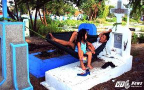 Rùng rợn cảnh sống chung với người chết trên những ngôi mộ ở Bình Hưng Hòa