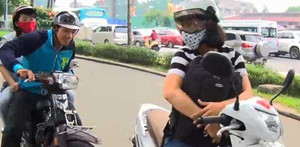 Đôi tình nhân ép xe, uy hiếp người đi đường để cướp tài sản