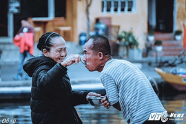 Cảm động người mẹ già 50 năm chạy theo đút cơm cho con ăn