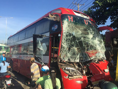 Xe khách giường nằm lao đầu vào xe ben trên phố Sài Gòn