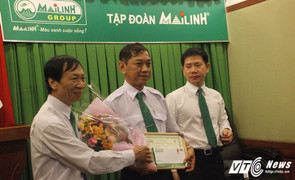 Thưởng 'nóng' tài xế taxi dũng cảm lao xe chặn tên cướp chạy trốn