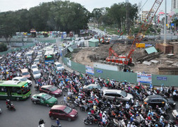 Công trình thi công nhởn nhơ, dân Sài Gòn khổ vì kẹt xe
