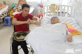 Chàng trai bại liệt 2 chân chăm sóc bạn liệt tứ chi ở bệnh viện