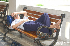 Thi tuyển sinh lớp 10: Phụ huynh, học sinh vạ vật ăn, nghỉ ngay trên vỉa hè, ghế đá