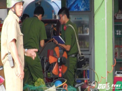 Thi thể người đàn ông trên vũng máu trong tiệm sửa xe ở Sài Gòn