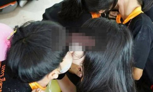 Cư dân mạng phẫn nộ với những hành động phản cảm trong hoạt động đón tân sinh viên tại Thái Lan